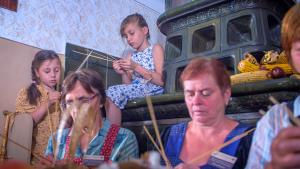 Produkcija Bakster -  Pavletova hiša v Krašnji in pletenje slamnatih kit (2)